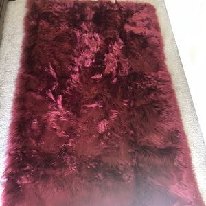 Beautiful burgundy faux fur 4 x 7 area rug!